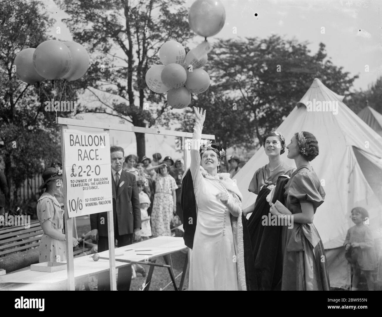 Le carnaval de Dartford dans le Kent . Le début de la course de ballon . 1936 . Banque D'Images