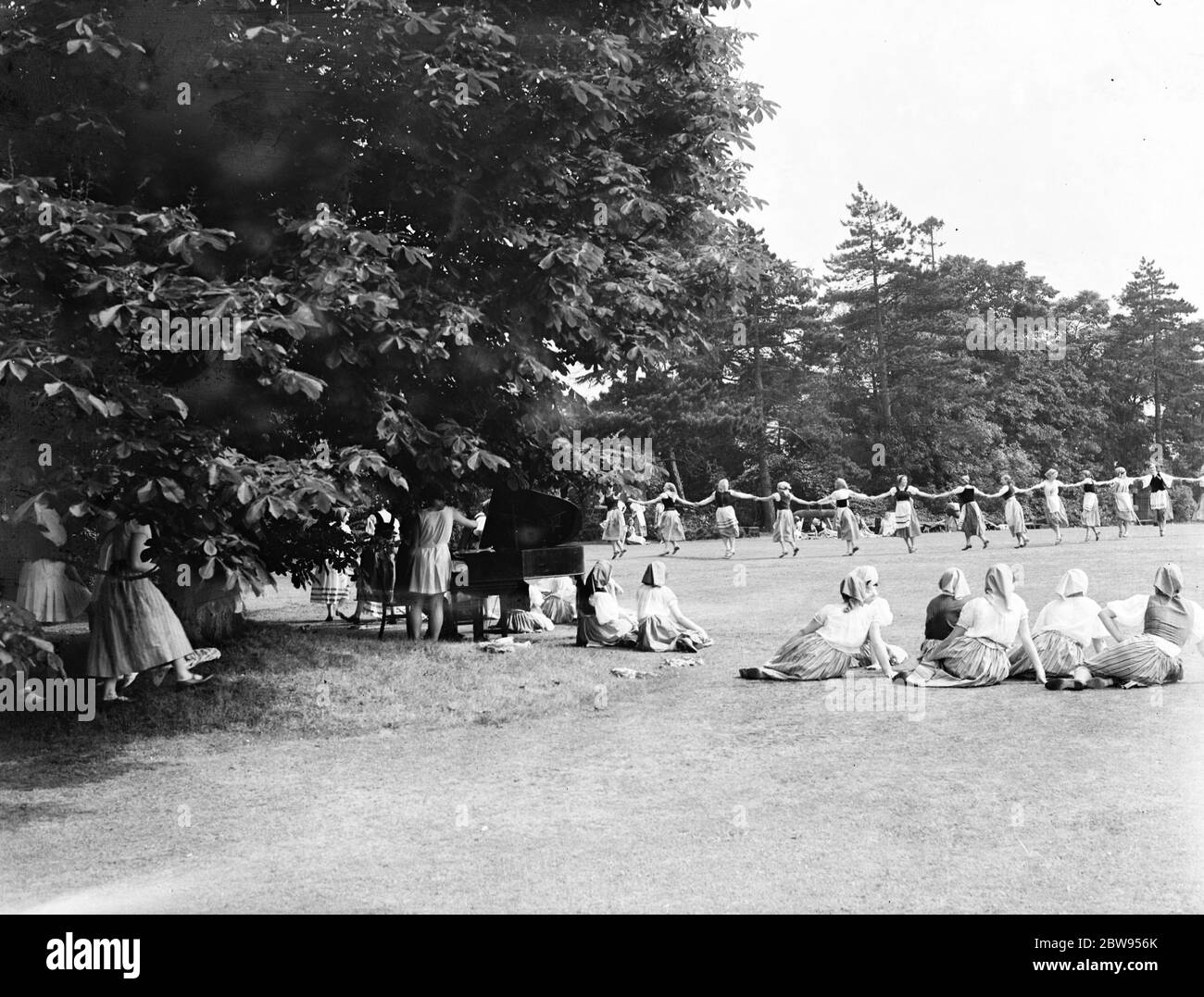 Bergman Osterberg College of Physical Education à Darford , Kent . Filles danse hongroise . 1936 Banque D'Images