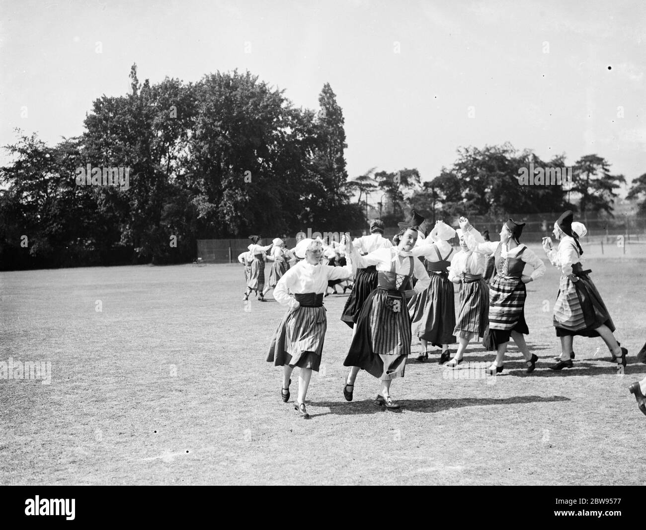 Bergman Osterberg College of Physical Education à Darford , Kent . Filles danse hongroise . 1936 Banque D'Images