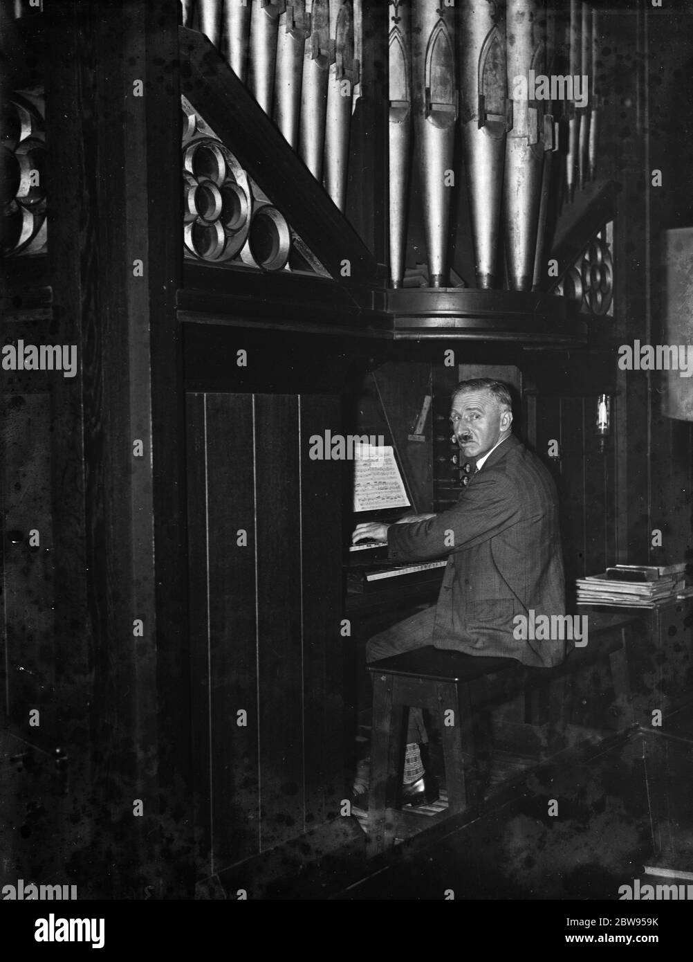 Mme Forsyth à l'orgue de l'église baptiste . 1936 Banque D'Images