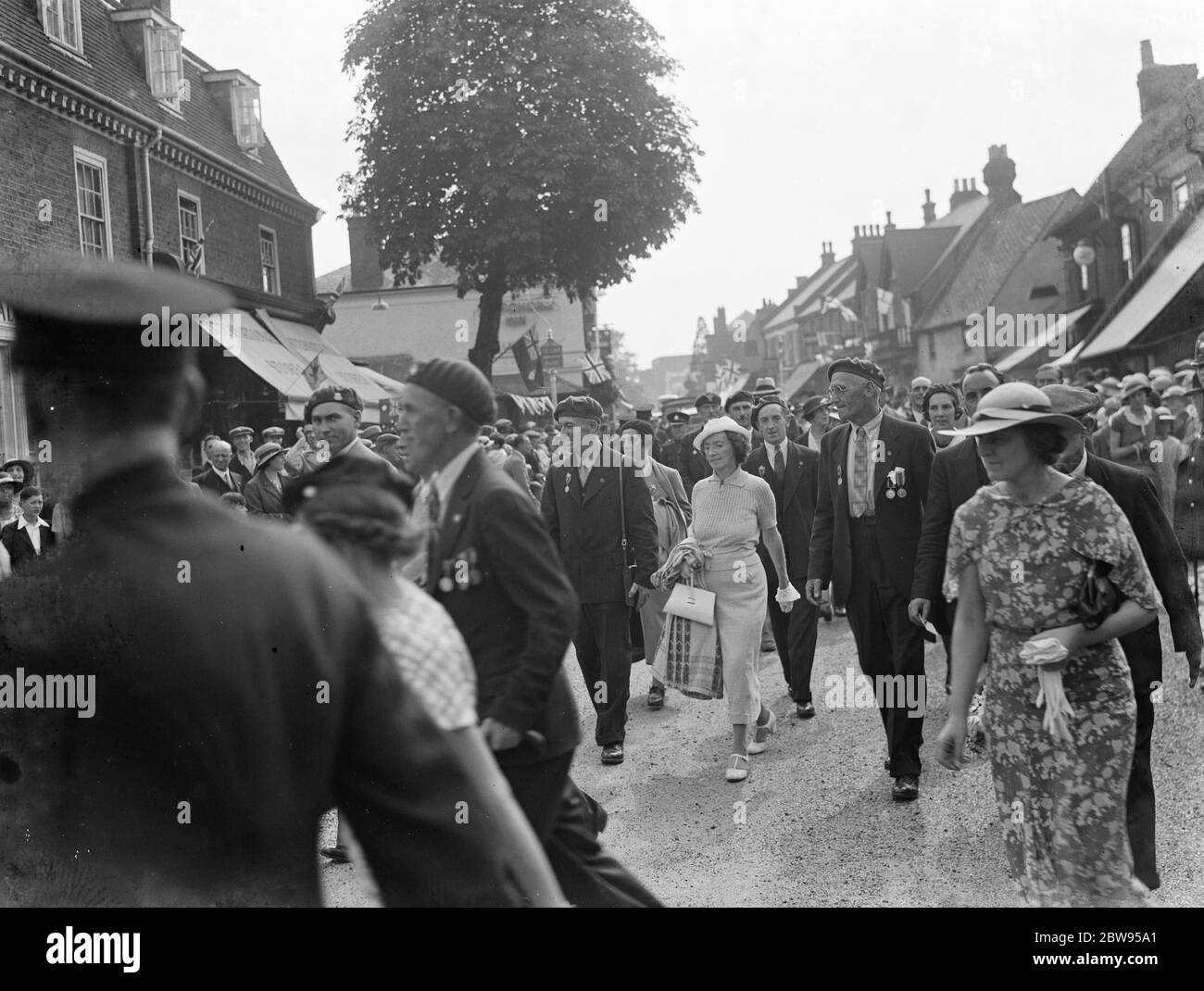 Le Service commémoratif canadien marchant dans la rue . 1936 Banque D'Images