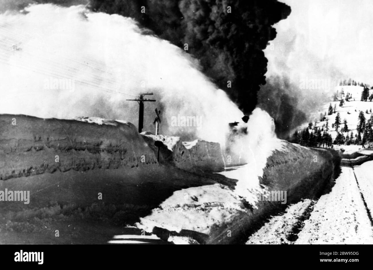 Californie - Terre de soleil - profonde dans la neige . La Californie , connue dans le monde entier pour son soleil , est profonde dans la neige , la plus lourde connue depuis des années . Les sports d'hiver sont à l'ordre du jour dans les montagnes de la Sierra Nevada , où des charrues enneigées ont été faites pour dégager les lignes de chemin de fer transcontinentales . Une photo remarquable d'une chasse-neige qui défrichement de la ligne de chemin de fer transcontinentale au-dessus des montagnes de la Sierra Nevada en Californie , après la chute de neige la plus lourde depuis des années . 29 janvier 1932 Banque D'Images