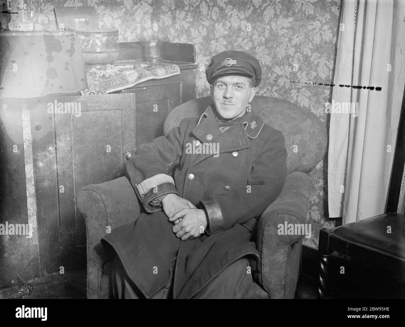 Le chauffeur de bus de Londres saute de bus et tente de sauver l'homme noyant de la Tamise . Walter Wright , un chauffeur omnibus vivant à Mortlake , a vu un homme dans la Tamise en conduisant son bus sur le pont Hammersmith . il a immédiatement arrêté le véhicule , a quitté son siège et a plongé dans la rivière et a aidé à sauver l'homme . Walter Wright a photographié chez lui à Mortlake , après son sauvetage courageux . 10 février 1933 Banque D'Images