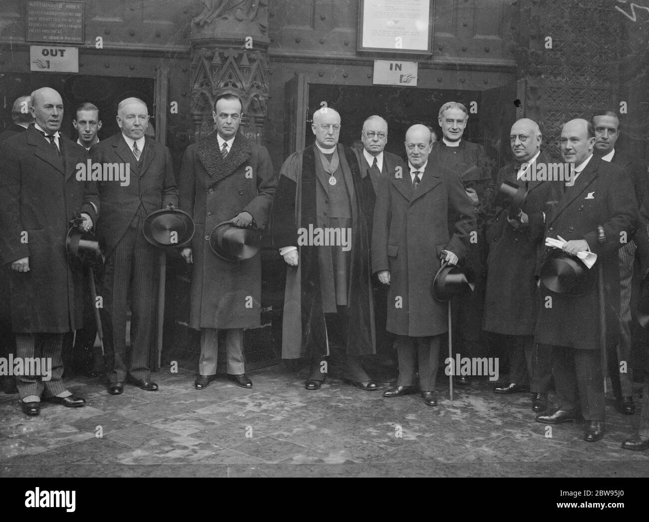 Visite de la délégation commerciale Argentine à l'abbaye de Westminster . Le Dr Guili Roca , le vice-président argentin , et d'autres membres de la délégation du Commerce argentin visitent l' abbaye de Westminster , et la tombe du guerrier inconnu . Dr Foxley Norris avec la délégation Argentine à Westminster Abbey , Londres . 8 février 1933 Banque D'Images