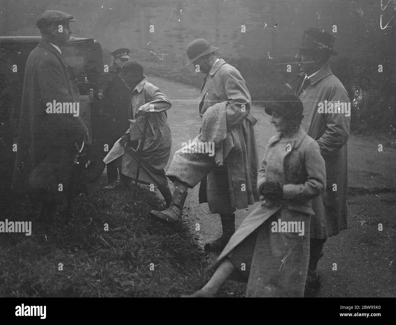 Le ministre français des Finances et M. Neville Chamberlain invités de Sir Gomer Berry à Shoot . M Flandin, ministre des Finances français, et M. Neville Chamberlain, chancelier de l'ex-chéquier britannique, étaient invités de Sir Gomer Berry à Hall Barn , Farnham Common . Un groupe d'invités à la séance, dont M et Mme Louis van der Heydun a Hanzer , M et Mme Flandin , M. Neville Chamberlain , Sir Gomer et Lady Berry , M. R A Walter , le comte de Cavan , le comte de Cromer , M. Lionel Berry , M. Berry , M. et Mme du Plessis . 12 novembre 1932 Banque D'Images