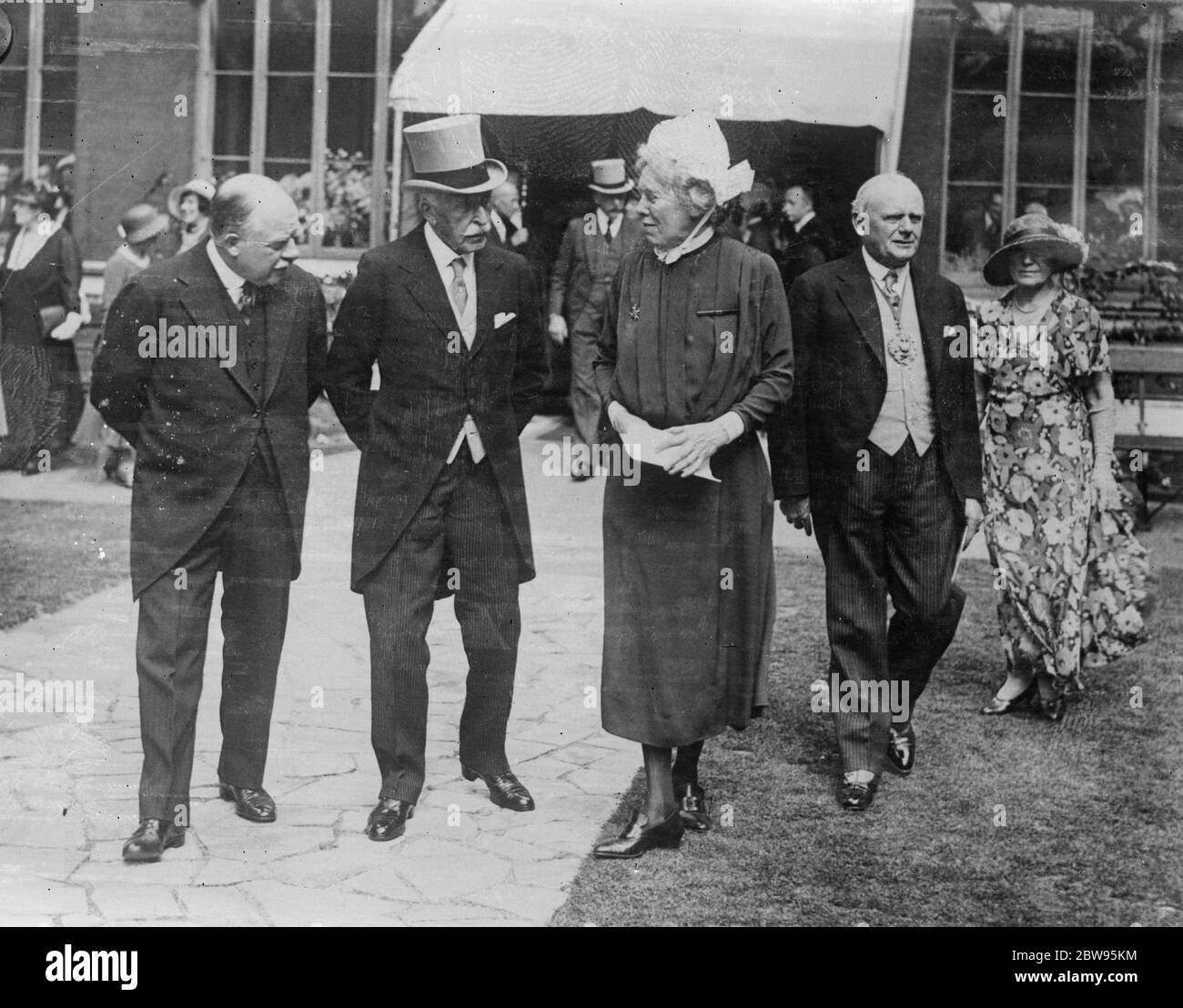 Le duc de Connaught présente des prix à l'école de médecine de l'hôpital St Thomas . Le duc de Connaught a remis des prix lors de la distribution annuelle à la St Thomas ' Hospital Medical School , Londres . Le duc de Connaught avec le maire de Londres et le Matron de l'Hôpital marchant dans le domaine de l'école pendant sa visite . 28 juin 1932 Banque D'Images