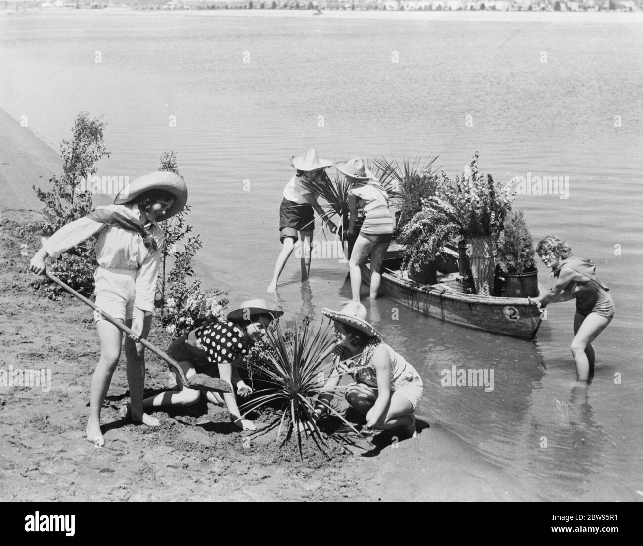 Embellir le cours olympique d'aviron . Un programme d'embellissement du cours des Jeux Olympiques a été inauguré à long Beach en Californie , où se tiendront les championnats d'aviron des Jeux Olympiques . Plantation d'arbustes et d'arbres le long du parcours d'aviron des Jeux Olympiques , à long Beach en Californie . 26 avril 1932 Banque D'Images