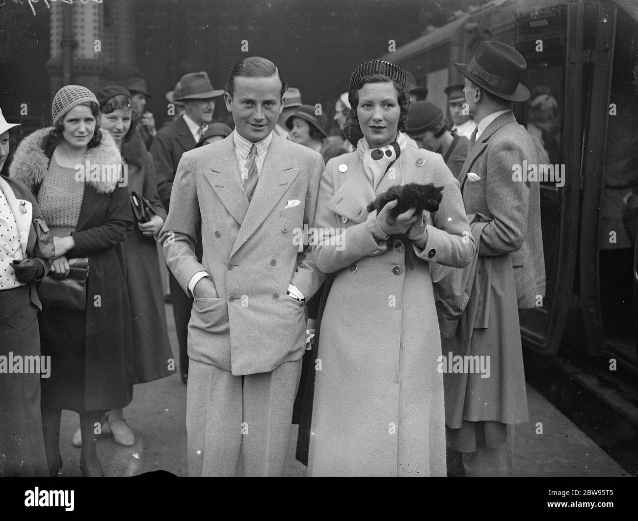 Evelyn Laye voit Binnie Barnes et Frank Lawton à l'Amérique . Evelyn Laye l'actrice a voyagé à Southampton de Londres spécialement pour voir Miss Binnie Barnes et M. Frank Lawton en Amérique quand ils ont navigué sur la SS Berengaria . Mme Evelyn Laye ( avec col de fourrure ) a fait au revoir à Mlle Binnie Barnes , à Southampton . 17 septembre 1932 Banque D'Images