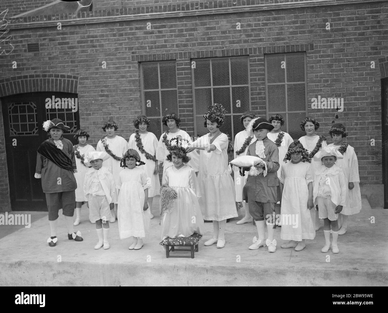 La Reine de Dagenham de mai couronné de cérémonie . Avec la cérémonie complète la Reine de mai de Dagenham , le grand Conseil de comté de Londres , domaine de logement dans Essex , Miss Patricia Canepas couronnée par son prédécesseur Miss Betty Biggs à Osborne Hall , Dagenham , où a eu lieu une répétition spéciale de la cérémonie . La cérémonie du couronnement . 29 avril 1932 Banque D'Images