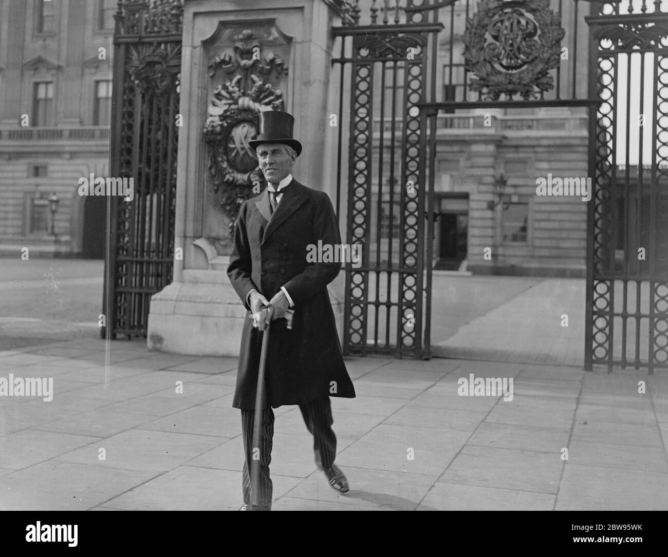 Les nouveaux ministres reçoivent leurs sceaux de fonction du Roi . Les nouveaux ministres ont visité le Palais de Buckingham pour recevoir leurs sceaux de bureau du Roi et des mains de nomination de baiser . Sir Godfrey Collins , le nouveau Minitser écossais , laissant Buckingham Palace au loin de recevoir le sceau de son bureau . 1er octobre 1932 Banque D'Images