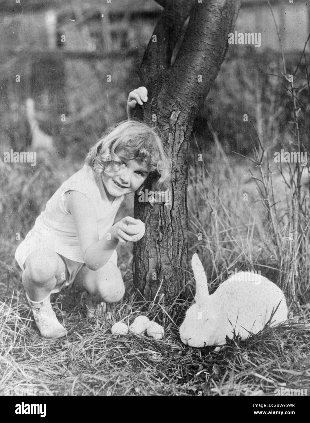 Oeufs de Pâques pour lapin animal . Little Ann Malin de Seattle , USA , avec son lapin et une demi-douzaine d'oeufs de Pâques un régal spécial pour son animal de compagnie . 25 mars 1932 Banque D'Images