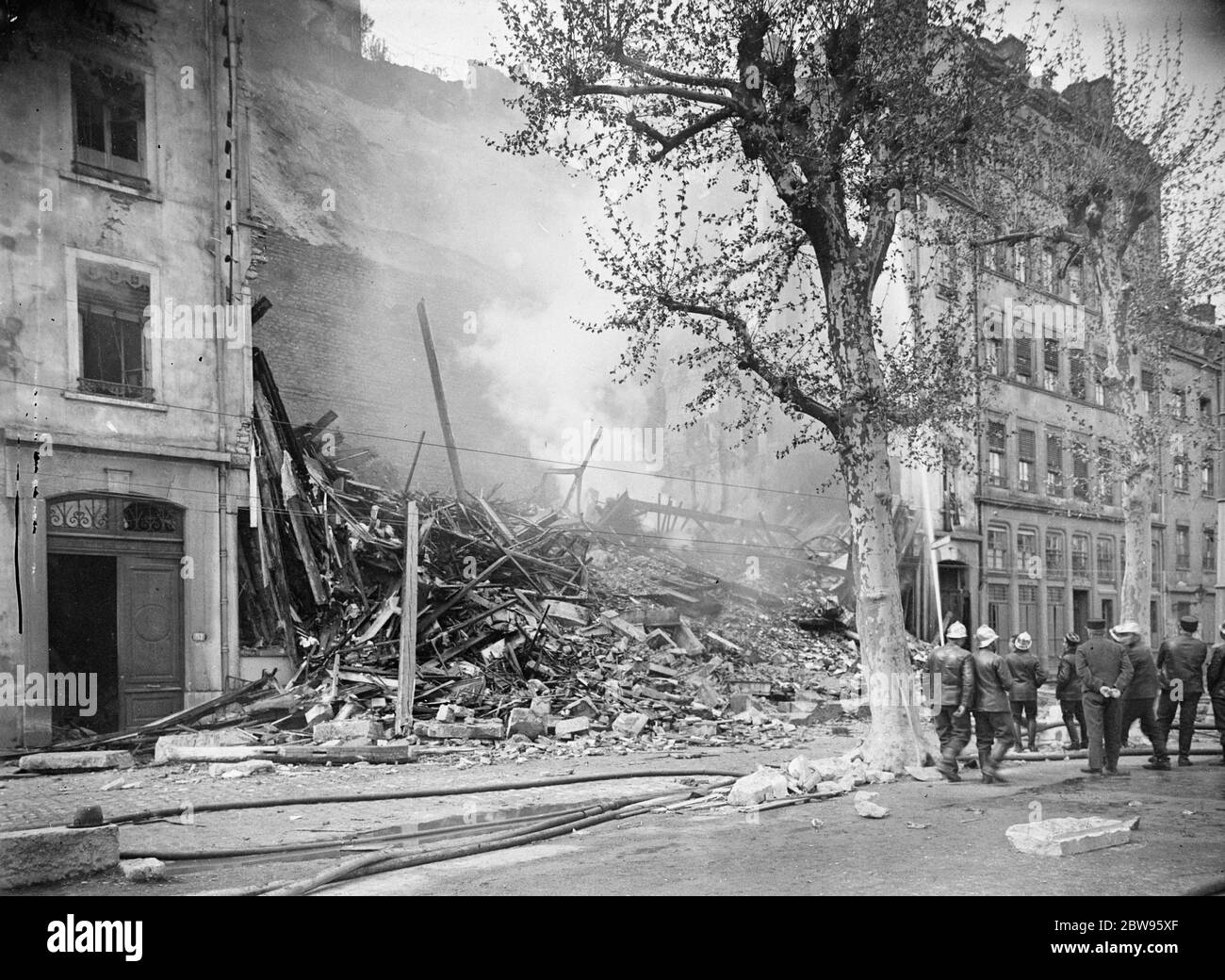 Trente morts à Lyons . Trente personnes auraient perdu la vie lorsqu'un glissement de terrain a détruit deux maisons au pied de la colline de la Croix Rousse , Lyon , France . L'incendie a éclaté pour aggraver la catastrophe. La scène du désastre à Lyon . 9 mai 1932 Banque D'Images