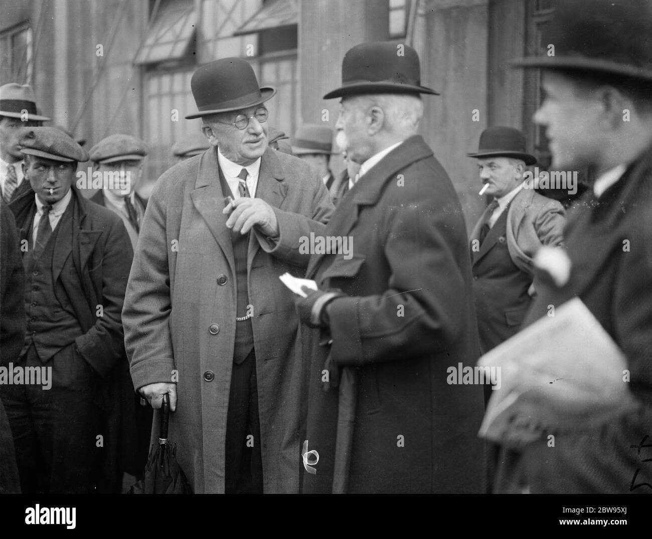 Sir Frederick Wall à Wembley . Sir Frederick Wall , secrétaire de l'Association de football , discutant avec M. R H Mellet au stade Wembley lorsqu'il a inspecté le terrain de la coupe finale avant le match entre l'Arsenal football Club et le Newcastle United football Club . 25 avril 1932 . Banque D'Images
