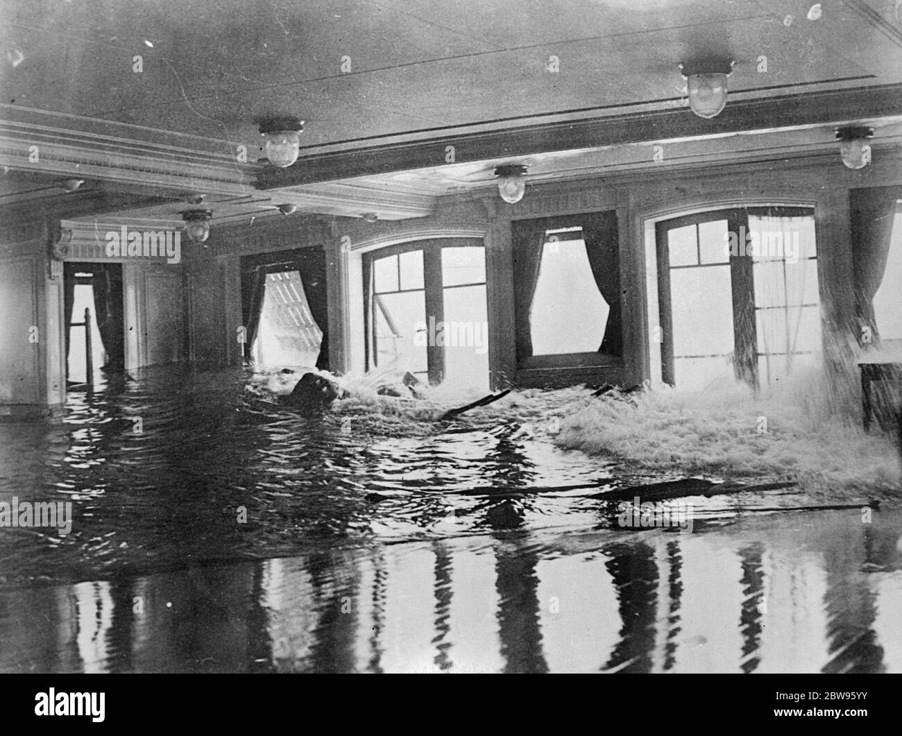 Salon du NCSM Prince David (F89) qui s'est échoué au large du brise-roche du Nord-est près des Bermudes et , a inondé et est resté dur pendant six mois . 3 avril 1932 Banque D'Images