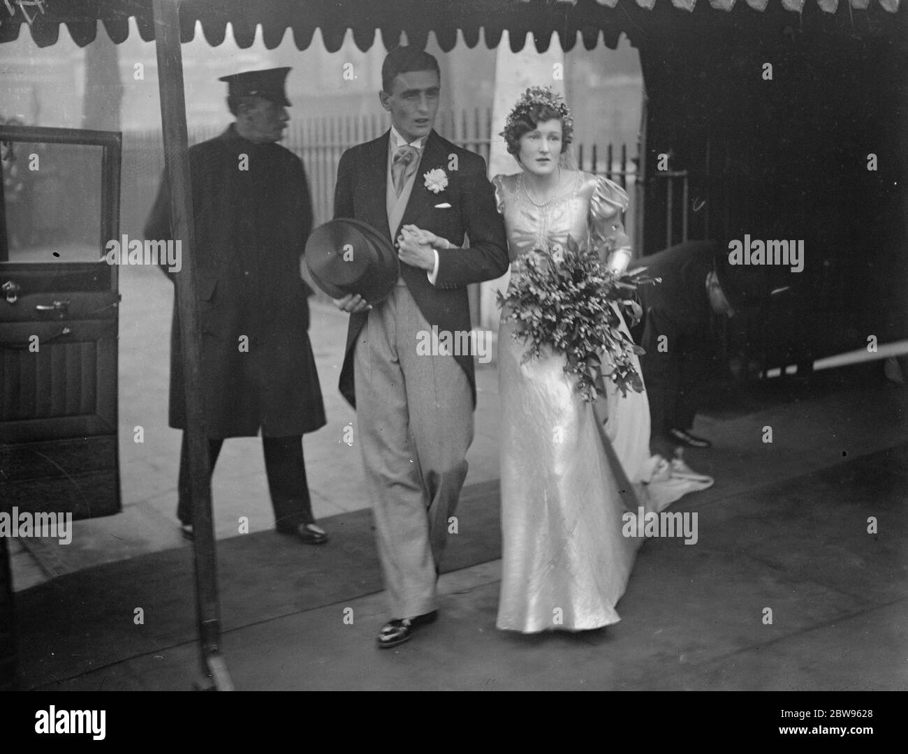 M. Robert Hoare weds Mlle Oriel Wilson . Le mariage de M. Robert Hoare et de Mlle Oriel Susannah Wilson a eu lieu à l' église St Margare, Westminster . La mariée et le marié quittant l'église après la cérémonie . 8 février 1933 Banque D'Images