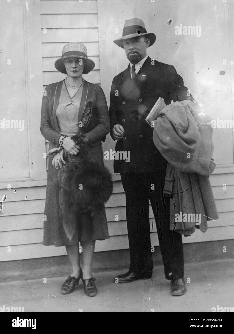 Lady Wilkins accompagne son mari explorateur dans une expédition sous-marine au pôle Nord . On rapporte de New York que Lady Wilkins accompagnera son mari , Sir Hubert Wilkins , le célèbre explorateur , dans sa prochaine expédition sous-marine au pôle Nord . Sir Hubert espère obtenir de meilleurs résultats qu'il ne l'a fait lors de son exploration sous-marine en 1931 dans la région arctique , et le Nautilus II , son navire , est presque prêt pour le voyage . Des dispositions pour deux ans seront prises . Sir Hubert et Lady Wilkins . 10 février 1933 Banque D'Images Lady Wilkins accompagne son mari explorateur dans une expédition sous-marine au pôle Nord . On rapporte de New York que Lady Wilkins accompagnera son mari , Sir Hubert Wilkins , le célèbre explorateur , dans sa prochaine expédition sous-marine au pôle Nord . Sir Hubert espère obtenir de meilleurs résultats qu'il ne l'a fait lors de son exploration sous-marine en 1931 dans la région arctique , et le Nautilus II , son navire , est presque prêt pour le voyage . Des dispositions pour deux ans seront prises . Sir Hubert et Lady Wilkins . 10 février 1933 Banque D'Images