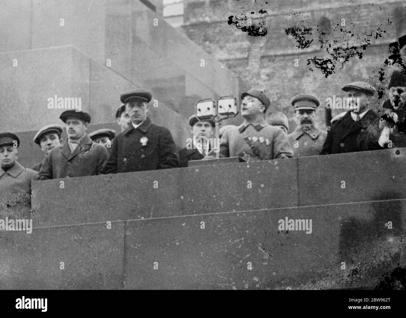 15e anniversaire de fondation du régime soviétique , Voroshilov , Staln , Molotov , Kalinin . Quarante mille troupes ont défilé sur la place Rouge à Moscou avant Voroshilov , le commissaire rouge à la guerre , Staline , le dictateur soviétique et d'autres membres du gouvernement soviétique pour célébrer le quinzième anniversaire de la fondation du régime soviétique . Une guerre future est inévitable dit Voroshilov , en s'adressant aux troupes , comme il a pris le salut " nous n'avons pas l'intention d'être attirés dans l'avenir , mais si la menace croissante de l'invasion nous force, nous sommes prêts à défendre notre sol au dernier gaz . Banque D'Images