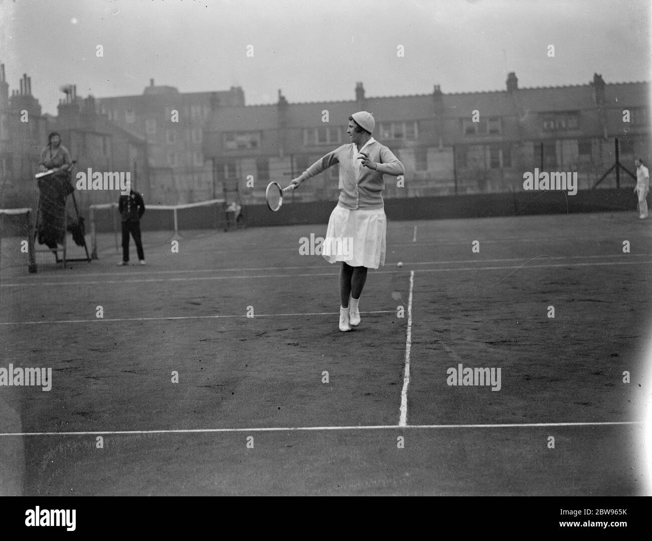 Le tournoi de tennis Hampstead Hard courts ouvre . Le tournoi de tennis de Hampstead Hard courts opend par temps brillant. Mlle Caldwell jouant un tir à main levée pendant le tournoi . 21 mars 1932 Banque D'Images