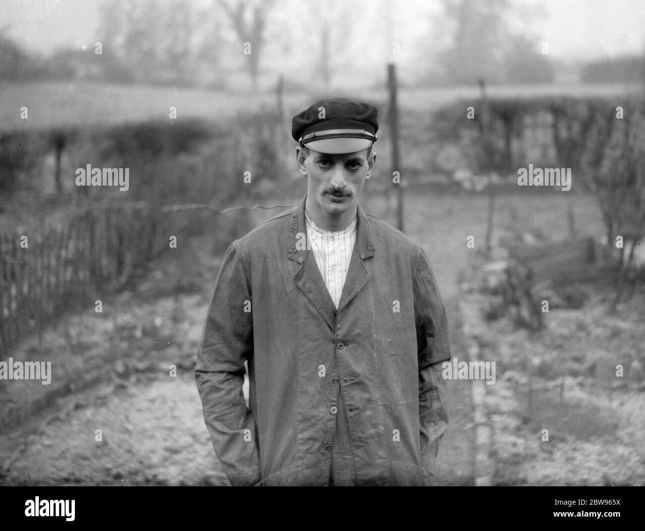 Homme sans douleur après avoir été exécuté par train dans un pouce de la mort . M. Frank Larman , un pompier ferroviaire , qui vit à James Street , Epping , Essex , a une remarquable fuite de la mort quand il a été frappé par le tampon d'un pétrolier . Il est tombé entre les lignes et s'est parfaitement couché pendant que et moteur tendre et pétrolier passé par-dessus lui . Il n'y avait qu'un seul pouce de jeu entre le moteur et son corps . M. Larman mesure 6 pieds 3 pouces. Son compagnon qui marchait le long de la voie permanente avec lui quand il a été frappé vers le bas a stupéfait de le trouver encore vivant quand il a couru pour choisir h. Banque D'Images