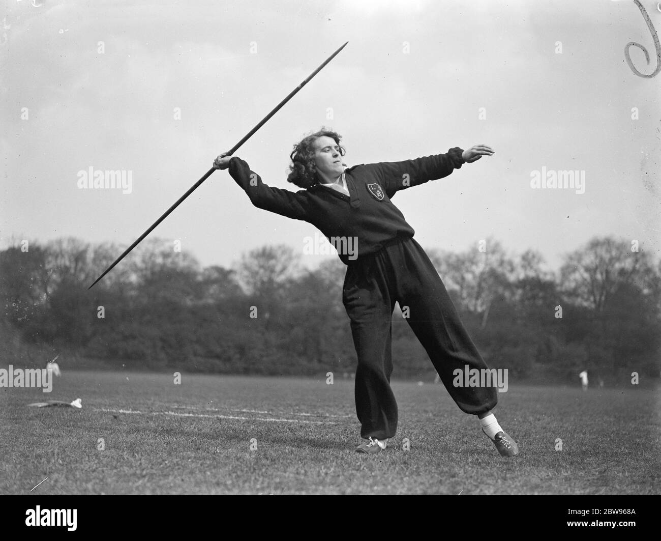 Trains de lanceur de javelot britannique pour les championnats internationaux . Mlle Louie Fawcott , la championne de la femme javelin lanceur de Grande-Bretagne sur l'entraînement occupé à Battersea Park , Londres , pour l'ouverture des concours internationaux entre l'Angleterre , la France et la Belgique , qui se tiendront en France . Mlle Fawcott en action lancer le javelin à Battersea Park , Londres . 8 mai 1932 Banque D'Images