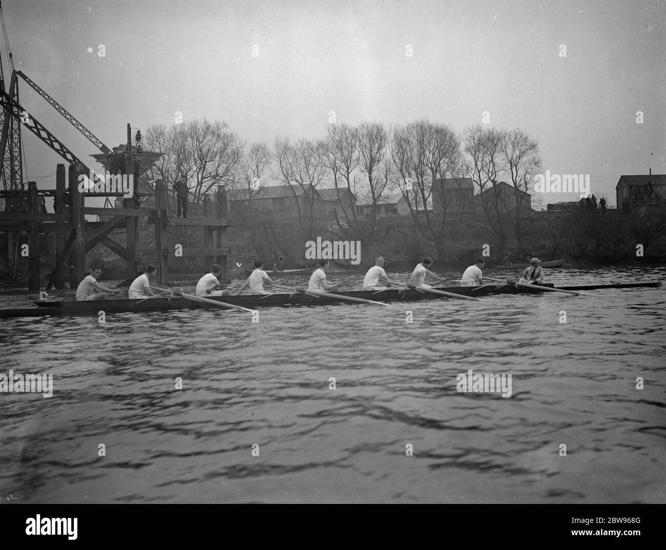 Cambridge gagner universités bateau course pour la neuvième année de succession . Cambridge a remporté la 84e course annuelle de bateaux entre Oxford et Cambridge sur la Tamise . C'est la neuvième année consécutive que Cambridge a gagné la course . Oxford après la course a ramé . 19 mars 1932 Banque D'Images