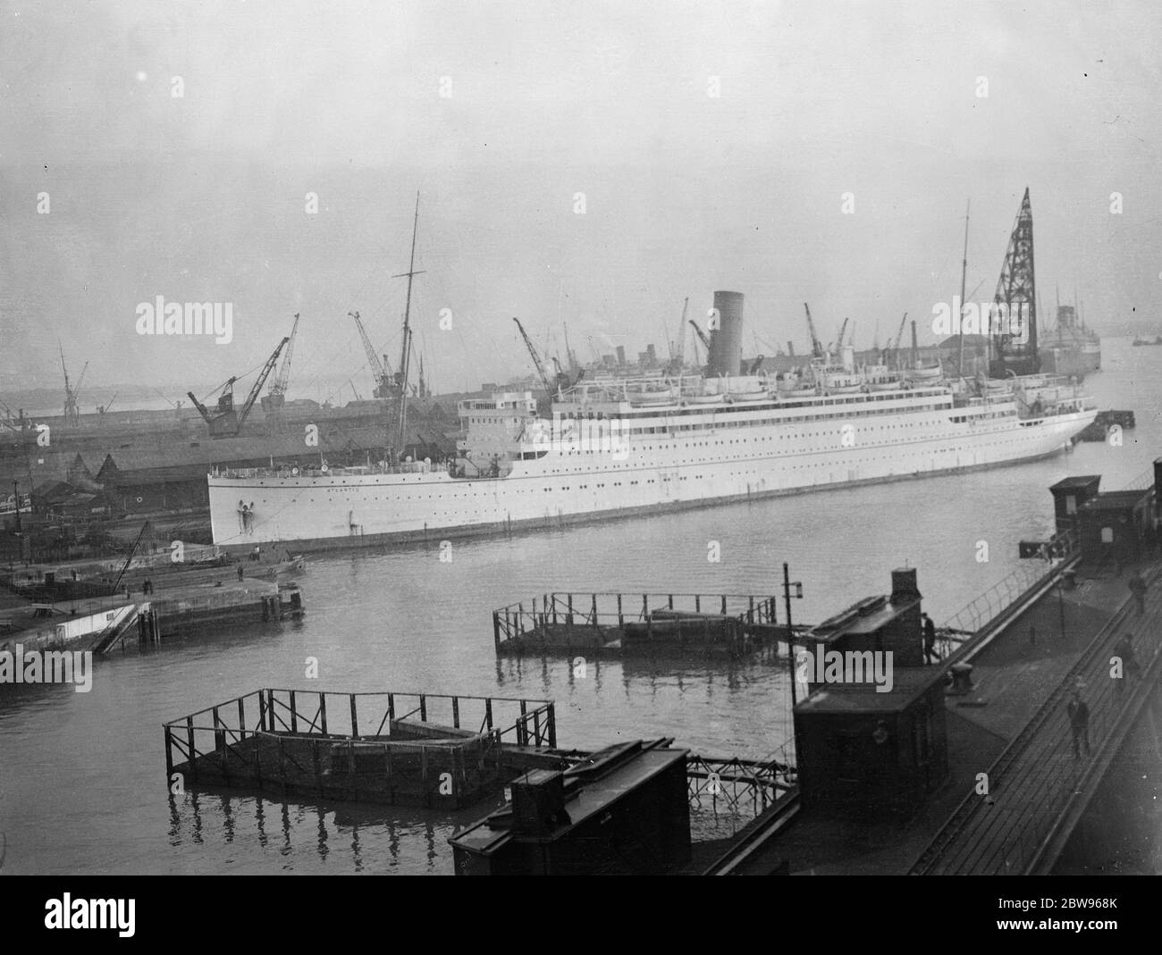 Atlantis étant préparé pour un voyage en Amérique du Sud . Le paquebot de la Royal Mail Steam Packet Company The Atlantis , à quai à Southampton , où elle est en préparation pour son voyage aux Antilles et en Amérique du Sud . 1er février 1932 Banque D'Images