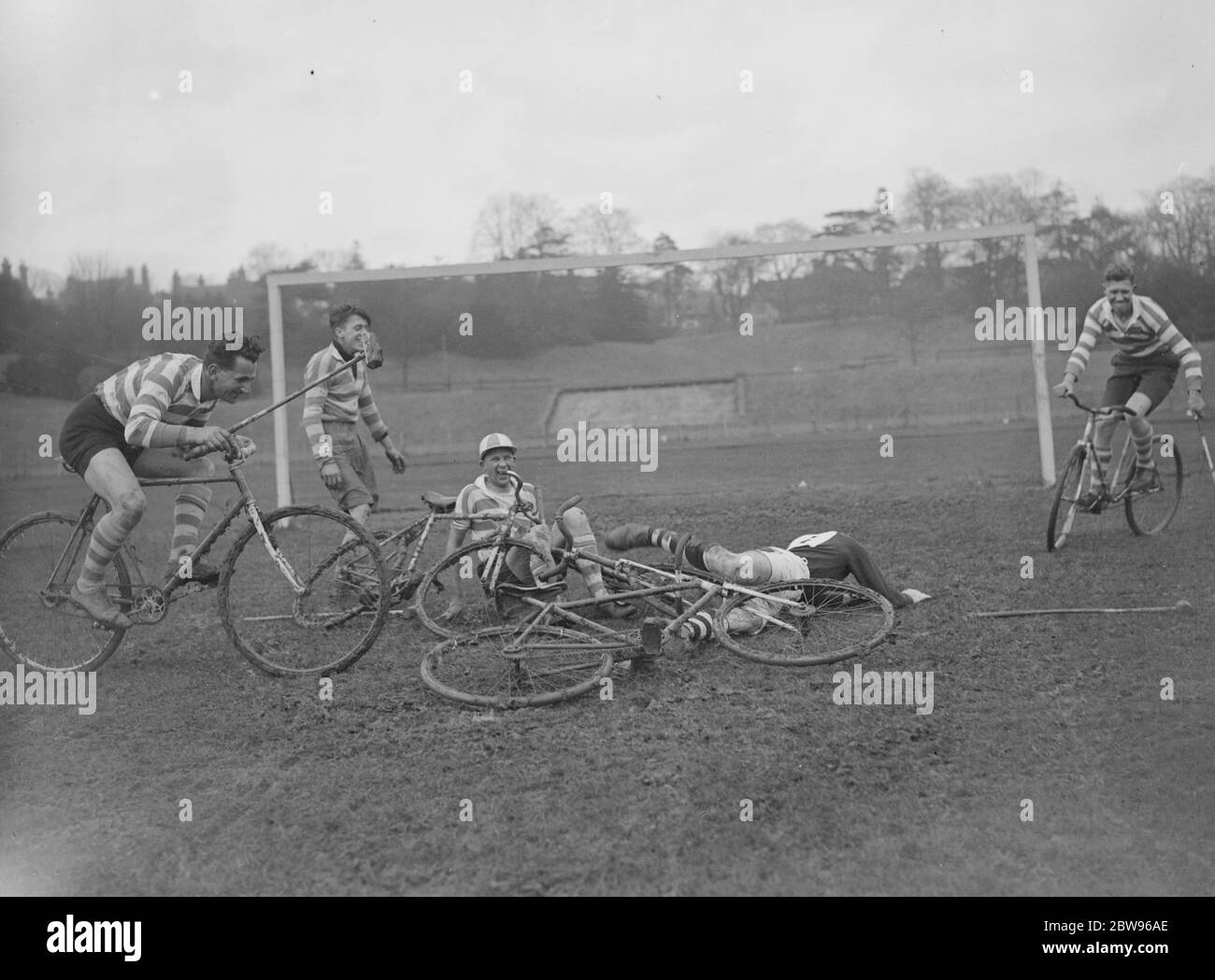 Vélo polo une attraction du lundi de Pâques au centre de Crystal Palace . Un match de vélo-polo entre le London Bicycle polo Club et le Tunbridge Wells cycle and Athletic Club , était l'une des attractions de vacances de Banck le lundi de Pâques à Crystal Palace , Londres . Un incident passionnant dans le match . 28 mars 1932 Banque D'Images