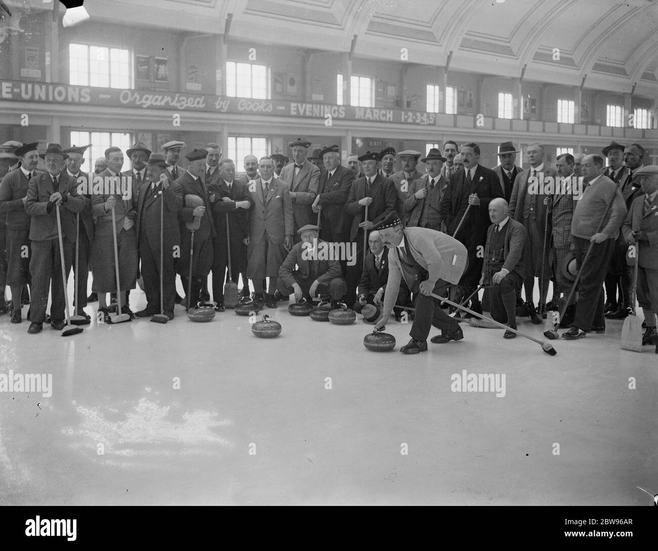 Premier match international de curling joué à Richmond . Le premier concours international de curling qui a eu lieu à Londres a eu lieu à la patinoire de Richmond entre des équipes représentant la Grande-Bretagne et la Suisse , pour une coupe de défi présentée par Thos , Cook et son . Depuis vingt ans, le concours a été organisé en Suisse . William Reid de Montrose , Écosse , livrant la première pierre surveillée par d'autres concurrents . 27 février 1932 Banque D'Images