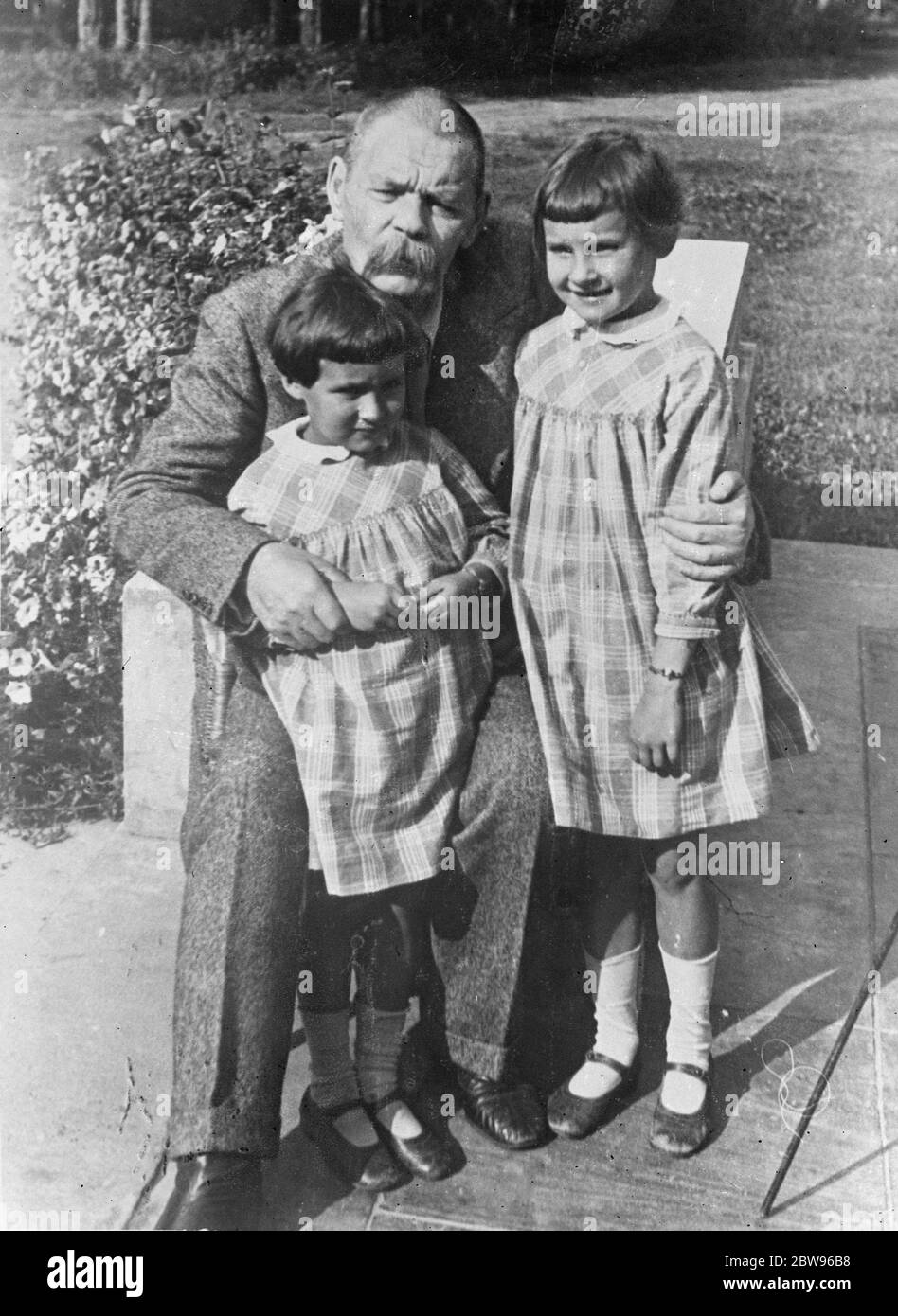 Maxim Gorky récupère , aidé par ses petits-enfants . Maxim Gorky , le grand auteur russe , récupère de sa longue maladie . Maxim Gorky et ses deux petites filles qui sont son plaisir indéfectible à sa convalescence . 22 septembre 1932 Banque D'Images