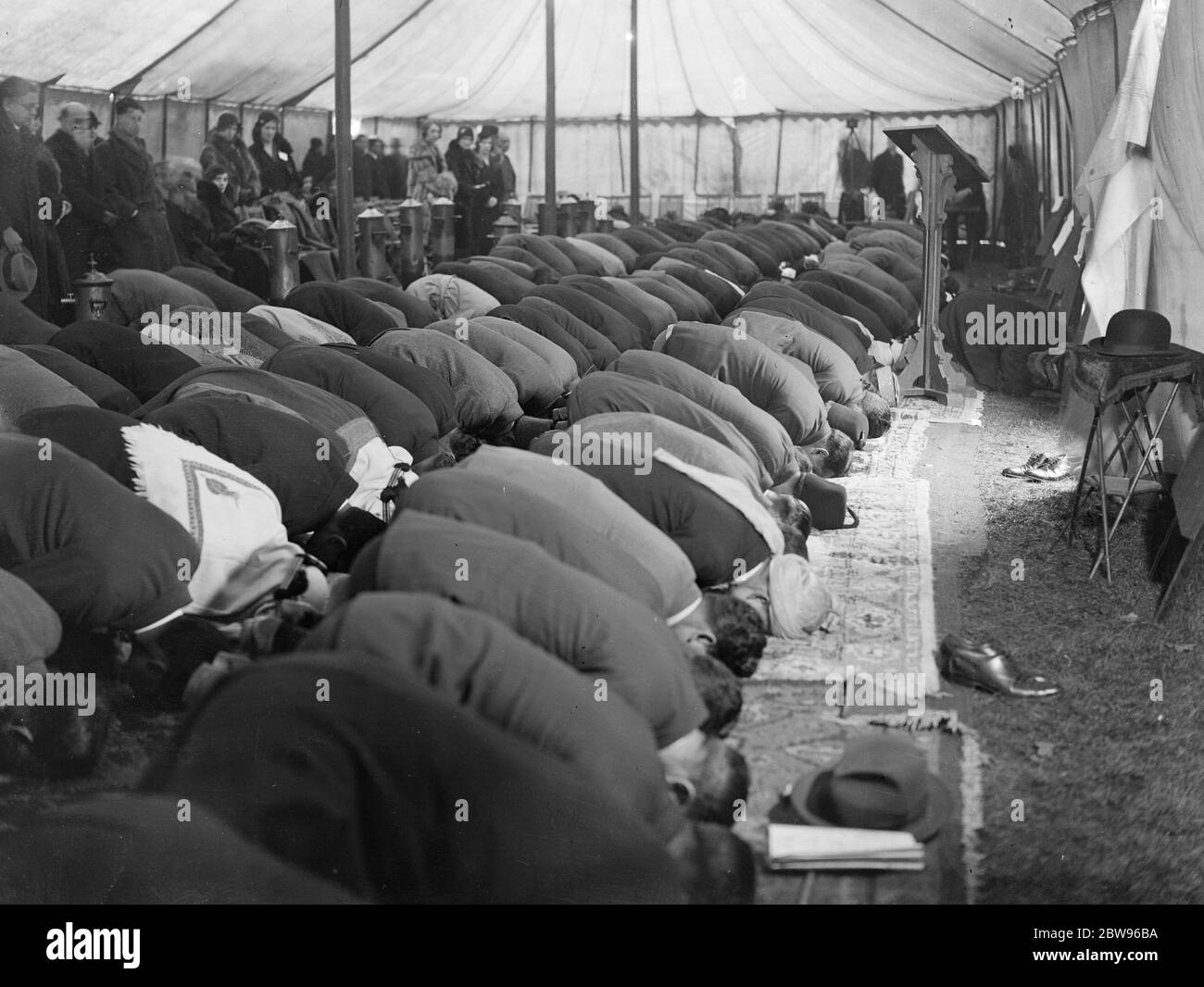 Les Mohammadiens en Angleterre célèbrent la fin du ramadan Fast à Woking . Le vétéran Lord Headley , le plus célèbre converti anglais à l'Islam et d'autres Mohammads en Angleterre a célébré la fin du mois le jeûne pour le Ramadan avec des prières et des embrases fraternelles de remerciement à la Mosquée Woking , Surrey . Les adorateurs à la prière avec leurs têtes se sont inclinés dans la direction de la Mecque . En raison du froid, le service a été effectué dans une tente . 9 février 1932 la mosquée Shah Jahan fut la première mosquée construite à cet effet en Europe, en dehors de l'Espagne musulmane Banque D'Images