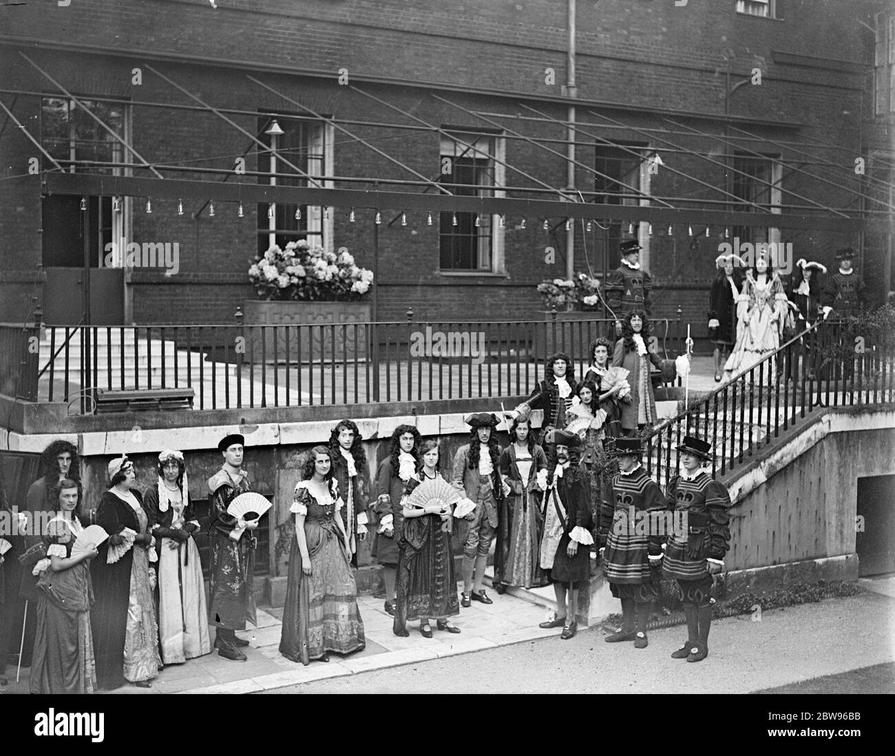 La société répète pour le divertissement dans les jardins de No 10 Downing Street . Beaucoup de gens de la société ont pris part à une répétition de robe d'un divertissement de soirée tenu dans le domaine de la rue Downing n° 10 à l'aide des zones en difficulté dans le nord . 1 groupe de personnages sous le règne de la reine Anne , photographiés dans les jardins du n° 10 . 13 juillet 1932 Banque D'Images
