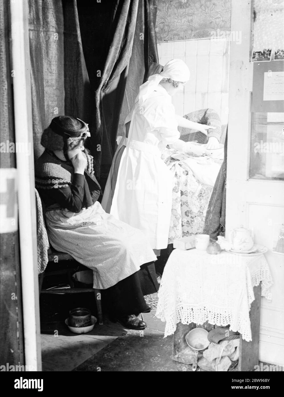 Les trémies se huent dans la fenêtre de magasin (je ne pense pas que le texte corresponde à l'image). 1936 . Banque D'Images