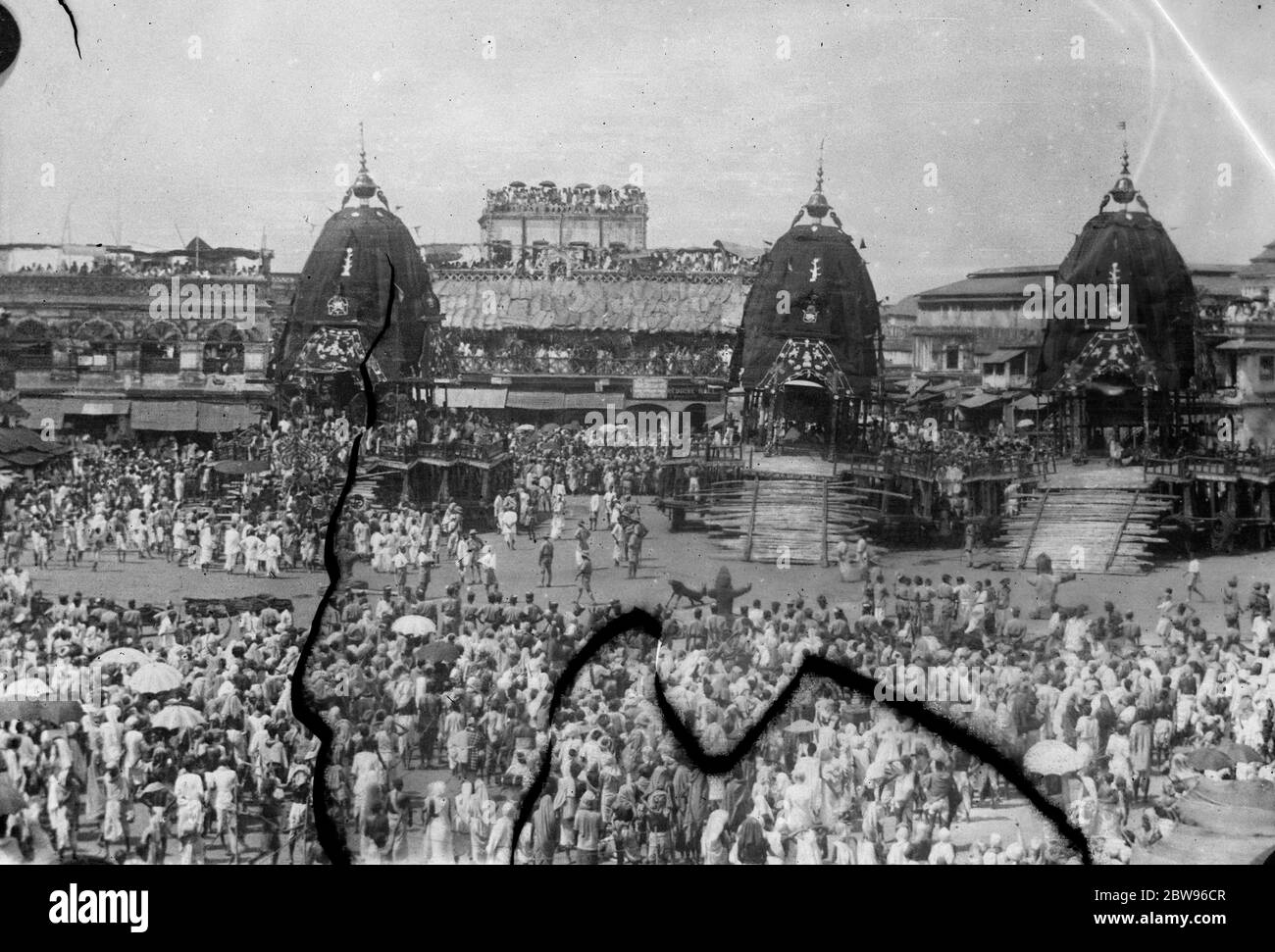 Festival de voitures anciennes à Puri Inde . La coutume ancienne de dessiner les voitures de Sri Balaram , Subhandra et Sri Jagannath , à travers les rues de Puri , sur la côte est de l'Inde a été observée avec la cérémonie habituelle de l'ancien temps . Des milliers de toutes les parties de l'Inde assemblées pour regarder le festival . Les voitures étant tirées dans les rues de Puri pendant le festival . 2 août 1932 Banque D'Images