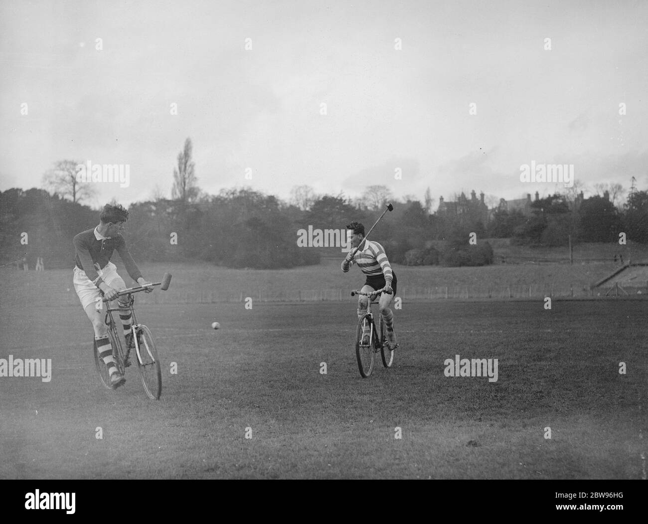 Vélo polo une attraction du lundi de Pâques au centre de Crystal Palace . Un match de vélo-polo entre le London Bicycle polo Club et le Tunbridge Wells cycle and Athletic Club , était l'une des attractions de vacances de Banck le lundi de Pâques à Crystal Palace , Londres . Un incident passionnant dans le match . 28 mars 1932 Banque D'Images