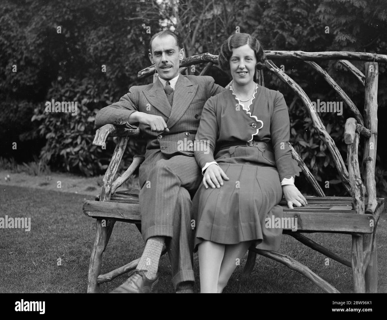 Une étoile de tennis pour épouser un homme de buisness de Londres. Mlle Phyllis Mudford , la Wightman Cup international de tennis sur gazon et l'une des principales filles anglaises à Wimbledon , doit épouser M. Maurice Richard King , fils aîné de Dr et Mme King de Sutton . le mariage aura lieu fin avril . Mme Phyllis Mudford , avec M. Maurice Richard King après l'annonce de leur mariage à venir . 19 mars 1932 . Banque D'Images