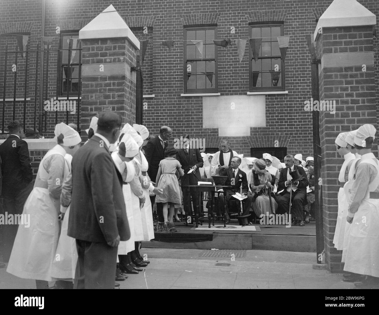 Prince de Galles à Tottenham . Le Prince de Galles a effectué une visite à Tottenham pour ouvrir le nouveau Casualty and Out patient , département de l' Hôpital général du Prince de Galles . Il a ensuite reçu des bourses pour le coût du bâtiment . Le prince de Galles reçoit un sac à main d'un enfant lors de la cérémonie d'ouverture . 21 juillet 1932 Banque D'Images