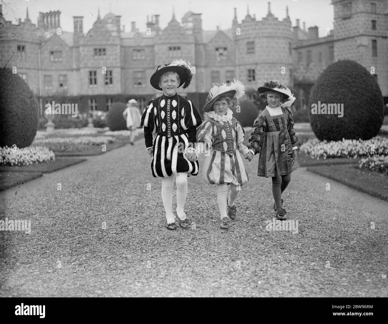 La société prend part à la masque élisabéthaine au château de Longford . La société les gens ont pris part à une Masque élisabéthaine écrite par la Comtesse Ypres , dans les terres du château de Longford , Wiltshire , en aide à la société Waifs et strays . Mme M Crichton Maitland , qui dansait dans le Pavane , avec son fils Maître David Crichton Maitland qui agissait comme une page . 21 juillet 1932 Banque D'Images