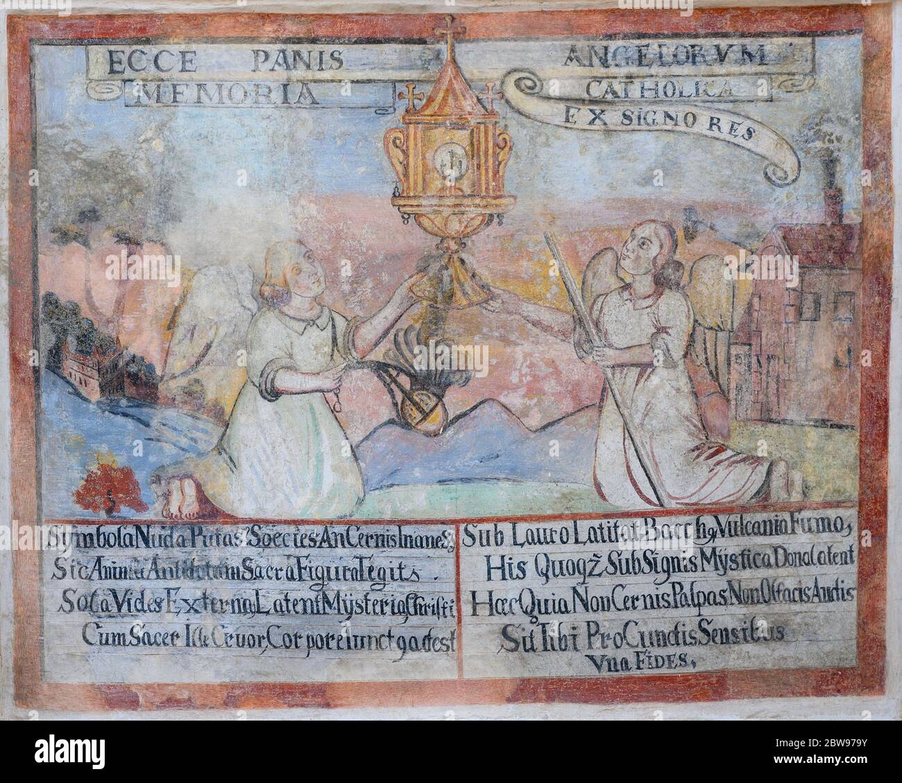 Fresque représentant des anges adorant l'Eucharistie. 'ECCE Panis Angelorum' – 'Voici le pain des anges'. Rue Kapitulska à Bratislava, Slovaquie. Banque D'Images Fresque représentant des anges adorant l'Eucharistie. 'ECCE Panis Angelorum' – 'Voici le pain des anges'. Rue Kapitulska à Bratislava, Slovaquie. Banque D'Images