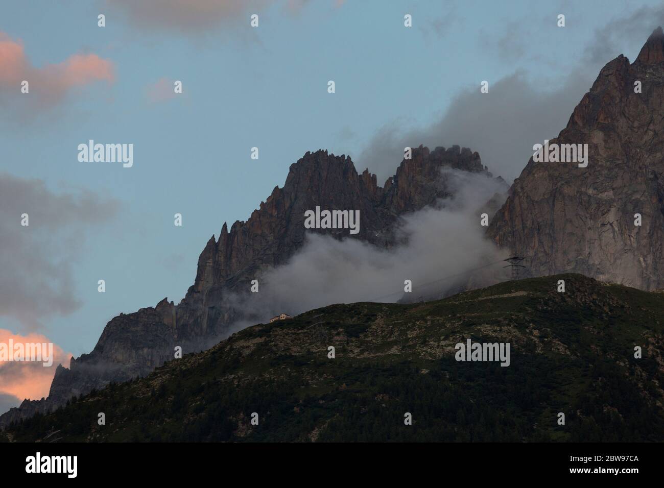 Vue sur les nuages dans la lumière du soir dans les Alpes françaises, Chamonix-Mont-blanc, France Banque D'Images