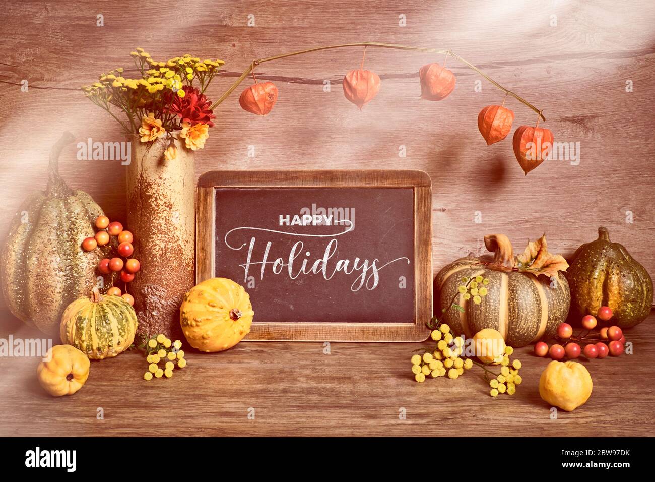 Décorations rustiques d'automne, texte « Hello Autumn » sur un tableau noir. Automne naturel Thanksgiving, concept de récolte. Feuilles d'automne, couronne décorative, baies, Banque D'Images