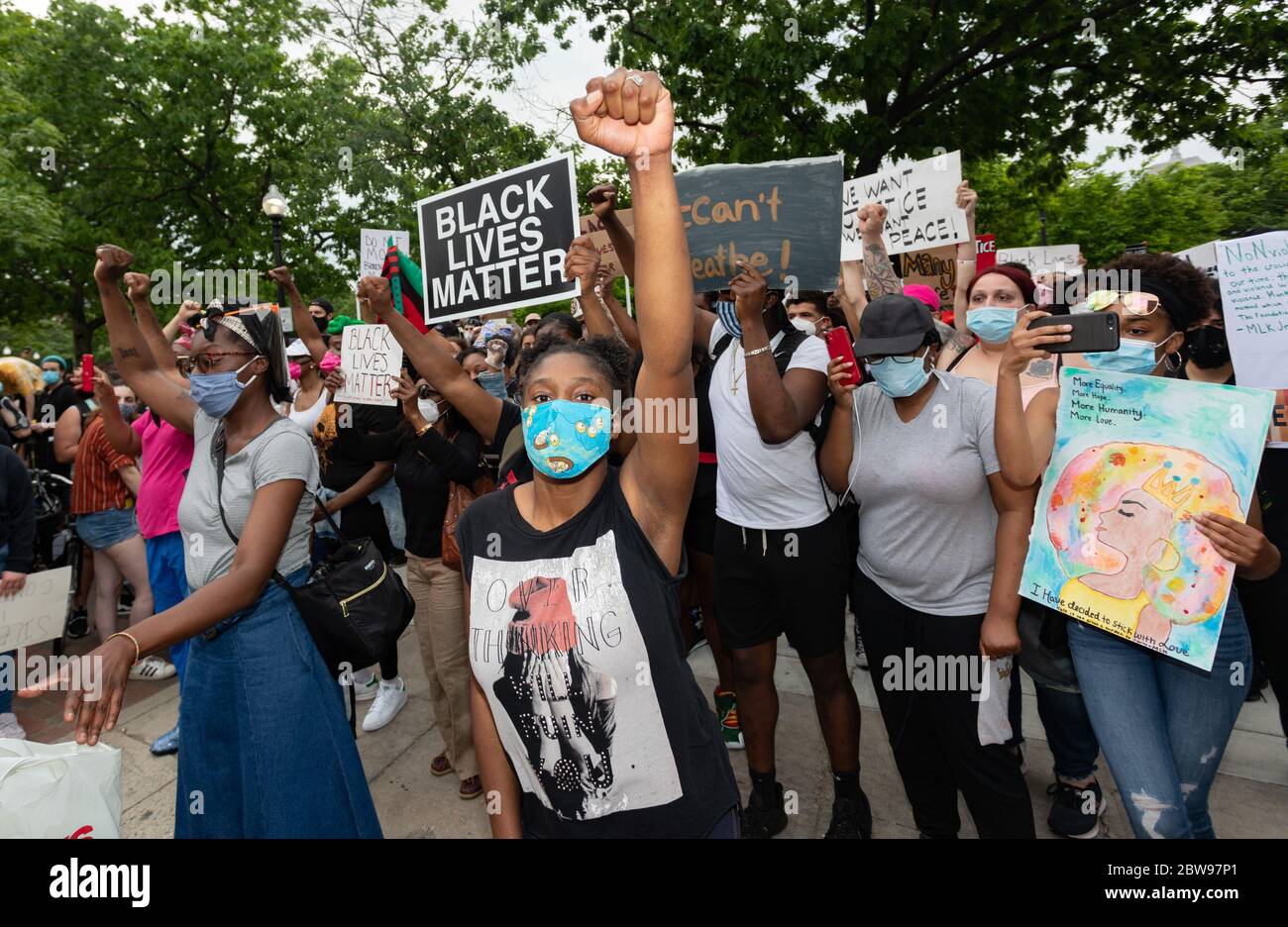 29 mai 2020, Boston, Massachusetts, États-Unis : environ mille personnes de race noire comptent des manifestants qui tiennent une manifestation à Boston en réponse à la mort de George Floyd, un homme noir décédé le lundi 25 mai, après une confrontation avec la police de Minneapolis. L'indignation nationale à l'origine du meurtre de George Floyd suscite des manifestations similaires dans tout le pays. Banque D'Images