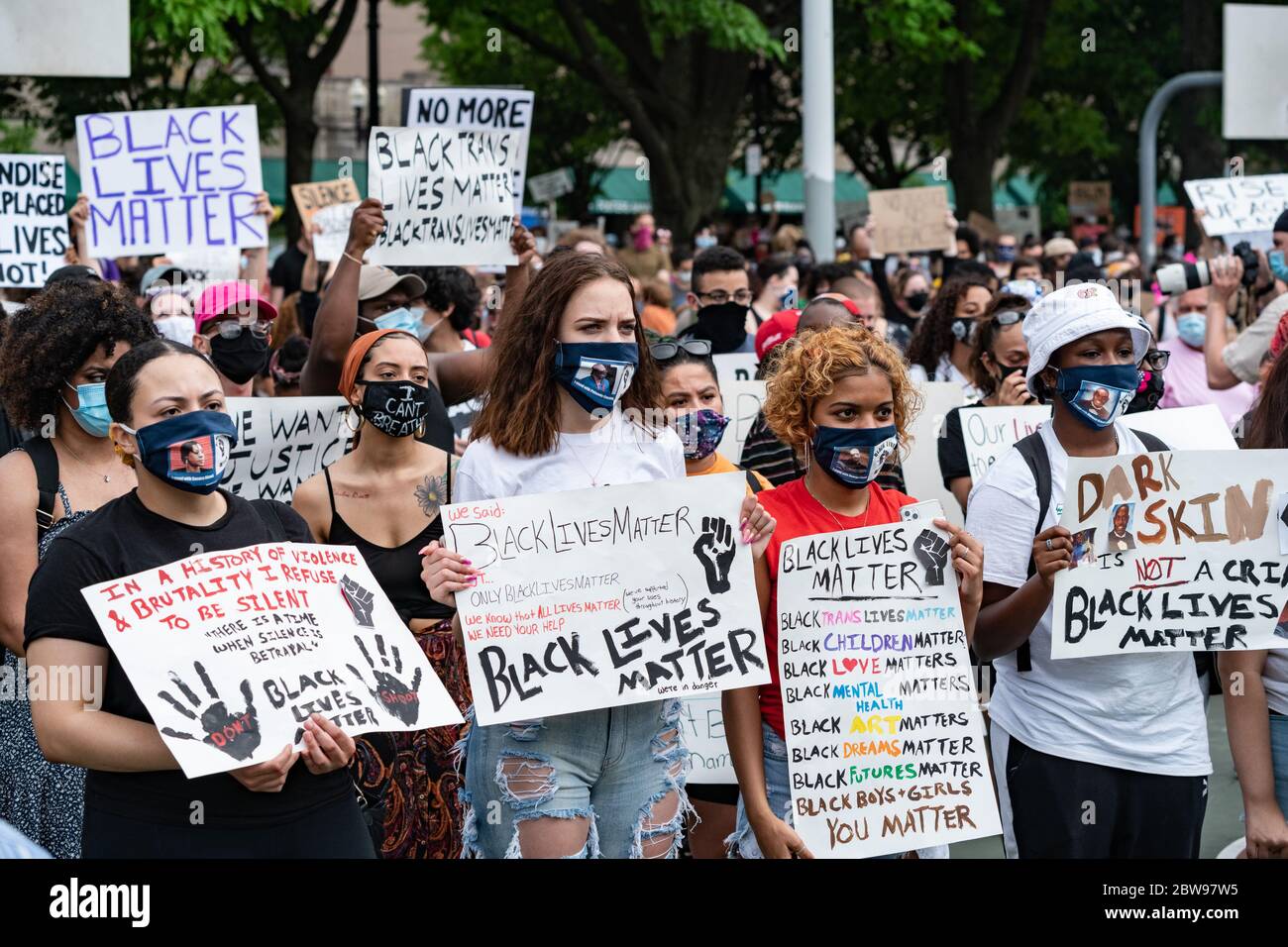 29 mai 2020, Boston, Massachusetts, États-Unis : environ mille personnes de race noire comptent des manifestants qui tiennent une manifestation à Boston en réponse à la mort de George Floyd, un homme noir décédé le lundi 25 mai, après une confrontation avec la police de Minneapolis. L'indignation nationale à l'origine du meurtre de George Floyd suscite des manifestations similaires dans tout le pays. Banque D'Images