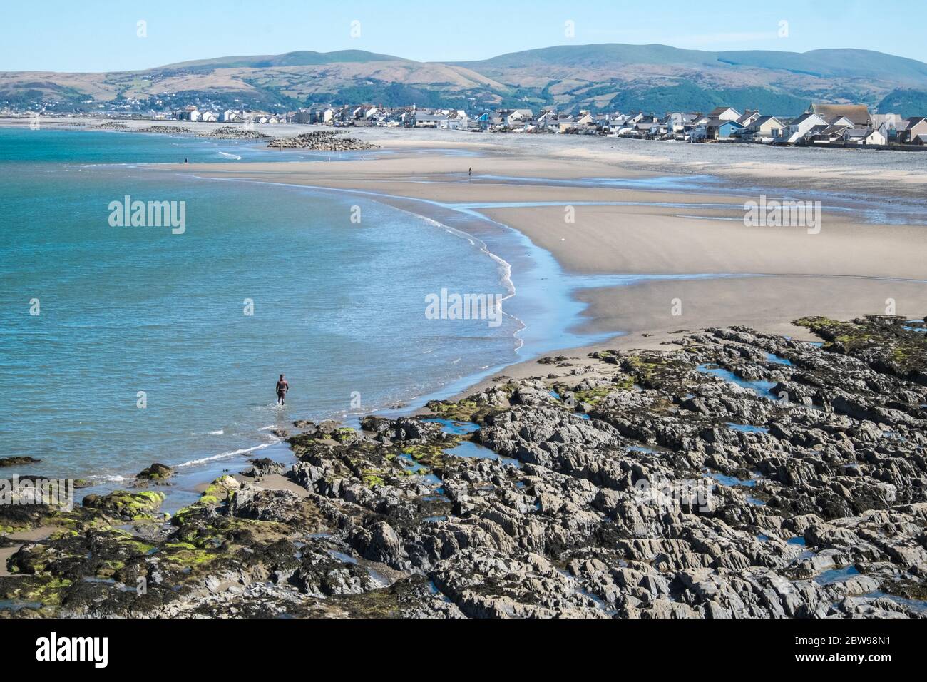 Borth,Beach,vacances,bord de mer,station,nord,d'Aberystwyth,Ceredigion,a,ensoleillé,mai,jour,à,marée,basse,Ceredigion,Ouest,Mid,Wales,Welsh,UK,Royaume-Uni. Côte,littoral,vide,plage,littoral,en raison,de,verrouillage,pendant,coronavirus,la,campagne,Costayvid,est actuellement, fermé,19,le gouvernement,vers la destination,et de vacances,une destination,le pays de,est,de,de,de,le,le,de,le,le,le,le,pays,de,de,le,le,le,est,le,le Banque D'Images