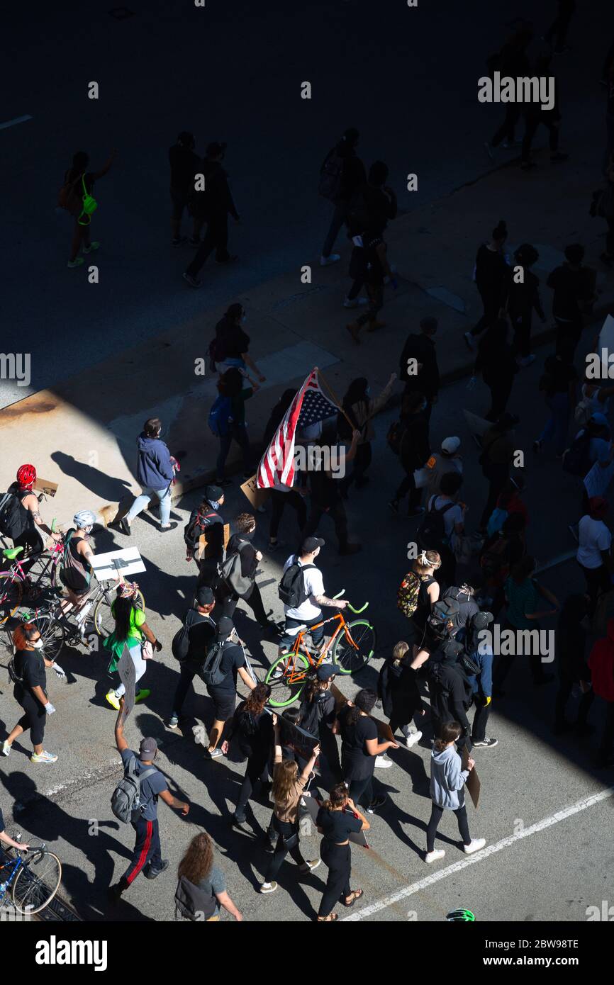 Les personnes protestant pacifiquement contre les Noirs sont importantes dans la rue - Chicago, il Banque D'Images