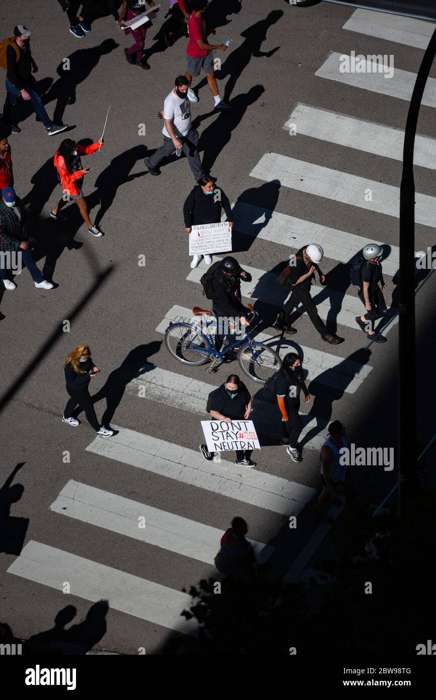 Les personnes protestant pacifiquement contre les Noirs sont importantes dans la rue - Chicago, il Banque D'Images