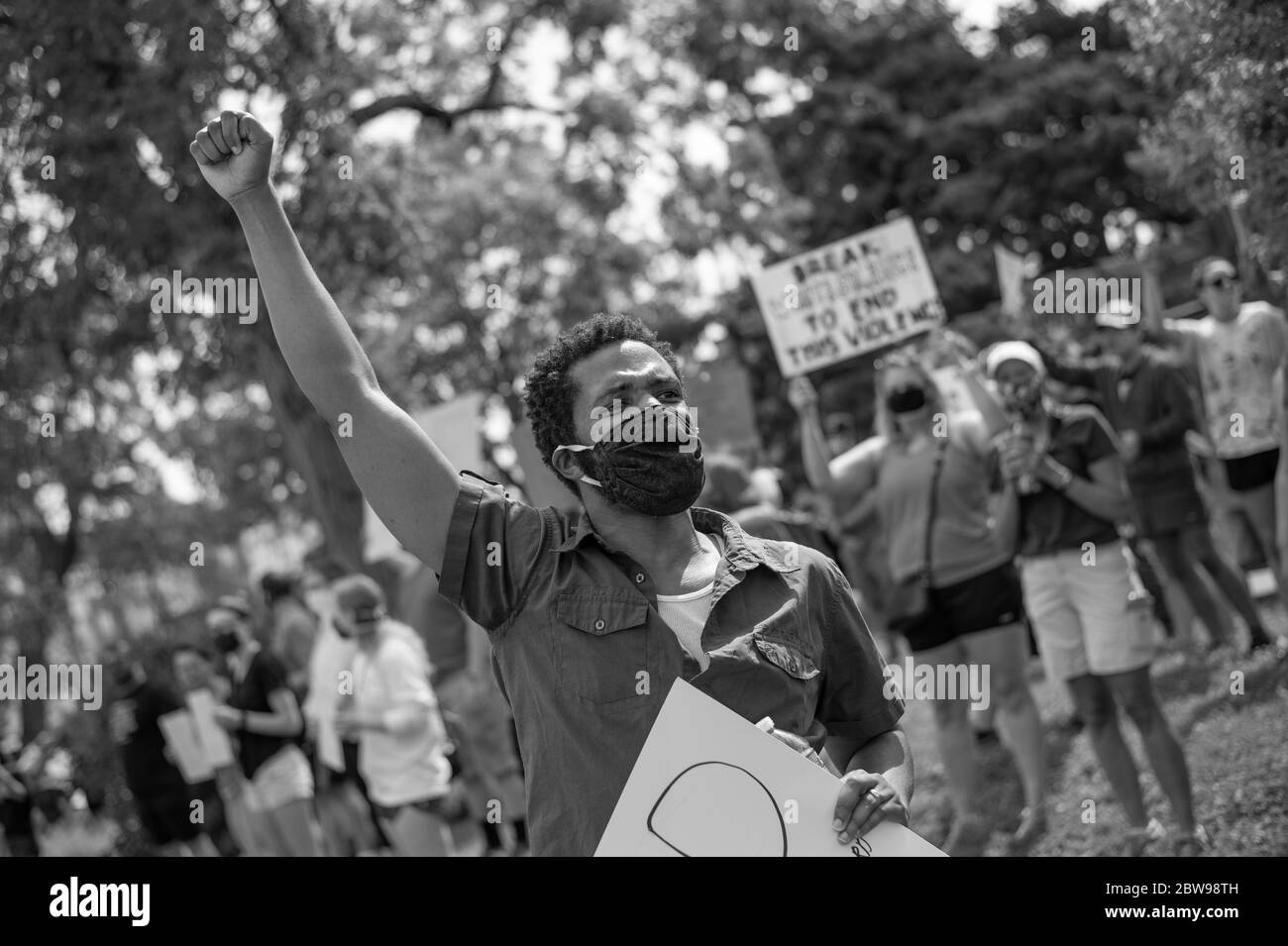 Manhattan, Kansas, États-Unis. 30 mai 2020. Le pasteur JAHVELLE RHONE, lève son poing tout en menant une manifestation pacifique samedi en réponse à la mort de George Floyd par la police de Minneapolis plus tôt cette semaine. Les manifestants pacifiques ont défilé du parc Triangle à l'avenue Juilette et ont été organisés par le Pasteur JahVelle Rhone et Trumanue Lindsey. Crédit: Luke Townsend/ZUMA Wire/Alay Live News Banque D'Images