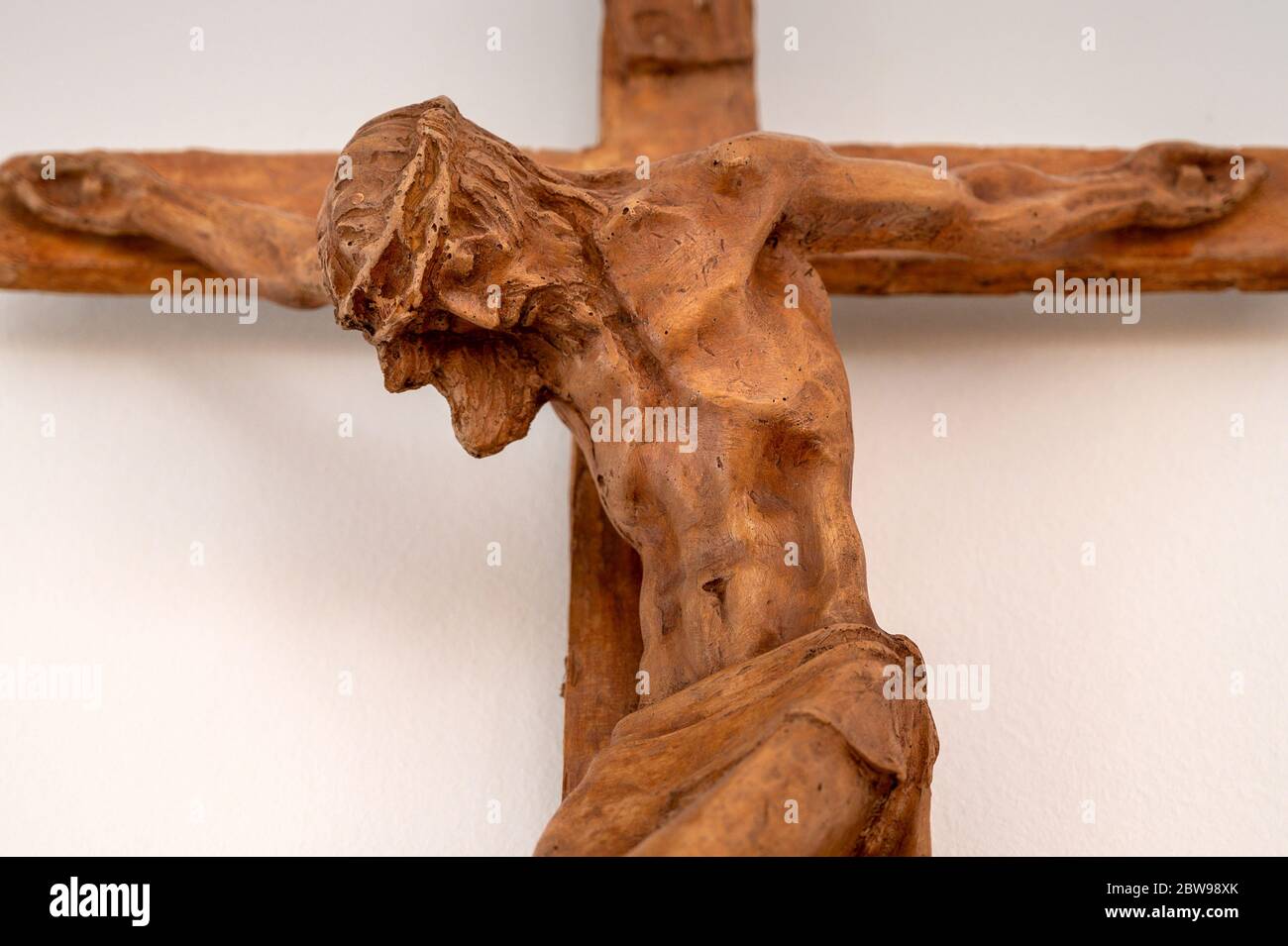 Sculpture de Jésus Christ sur la croix comme partie de la voie de la croix. Reine de l'Église catholique familiale à Bratislava, Slovaquie. Banque D'Images