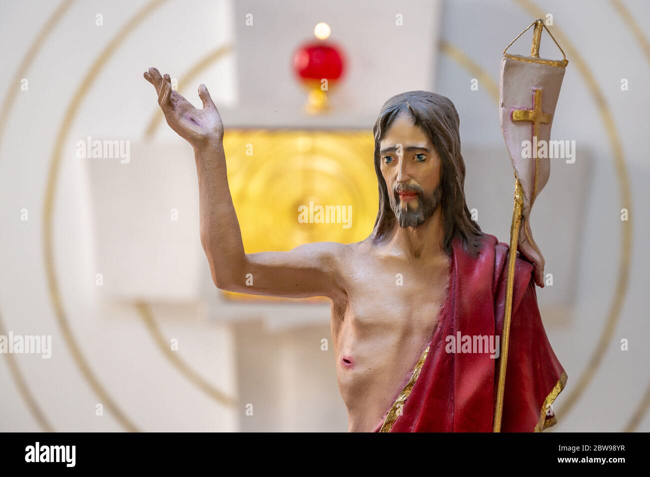 Statue du ressuscité Jésus-Christ. Affiché sur l'autel pendant la saison Pascal. Reine de l'Église catholique familiale de Bratislava, Slovaquie, 2020. Banque D'Images