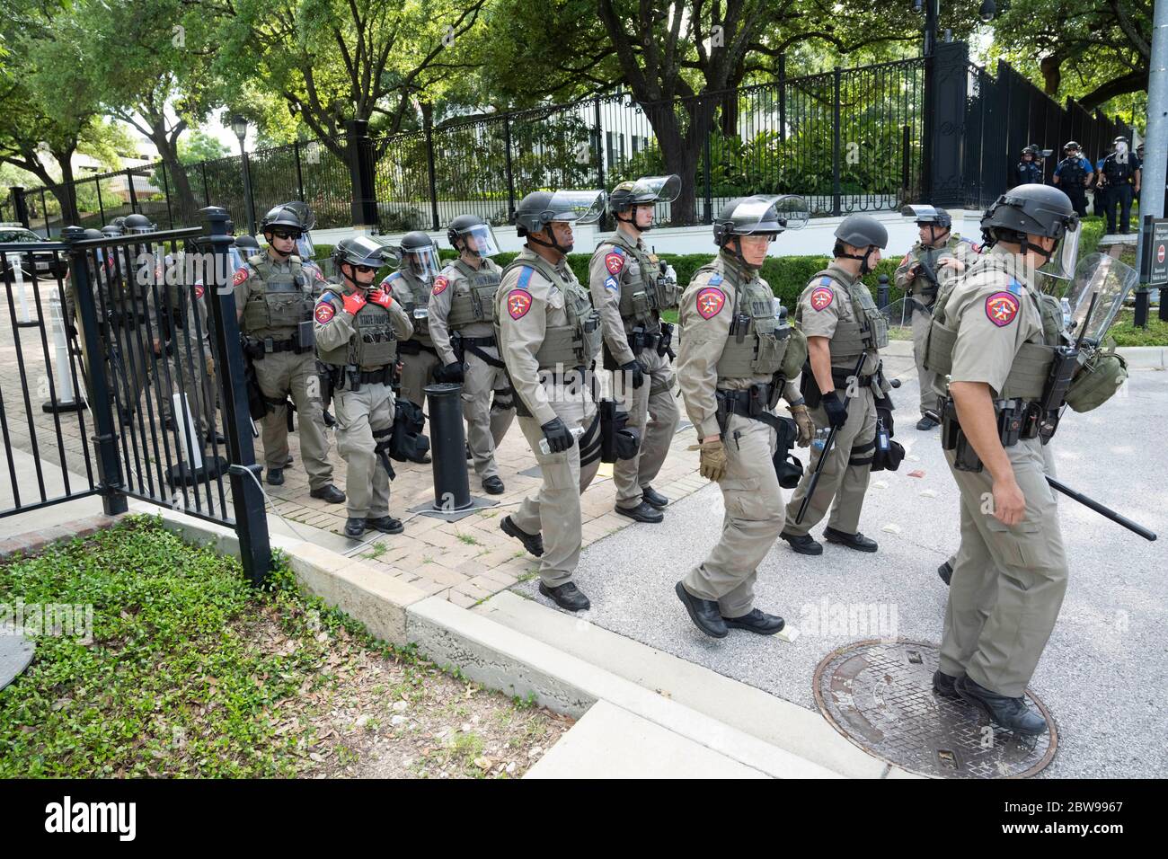 Austin, Texas, États-Unis. 30 mai 2020. La police de l'État du Texas garde la maison du gouverneur du Texas à Austin pour décourager les manifestants de venir sur le terrain après que des travaux de peinture laquée plus tôt ont laissé une douzaine de tags sur l'entrée sud du Capitole. Au moins une personne a été arrêtée, les manifestations contre le meurtre de George Floyd se poursuivent dans tout le pays. Crédit : Bob Daemmrich/ZUMA Wire/Alay Live News Banque D'Images