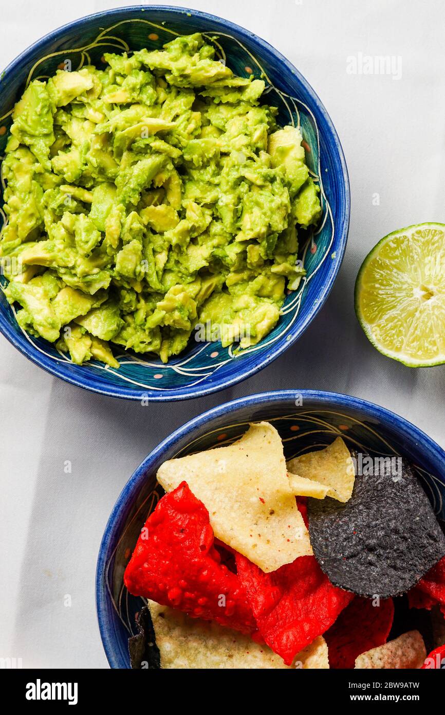Le guacamole avec des croustilles Banque D'Images